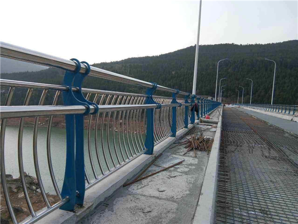 连云港不锈钢桥梁护栏的特点及其在桥梁安全中的重要作用