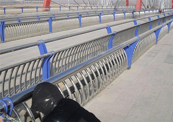 连云港不锈钢复合管护栏一种安全而耐用的防护解决方案