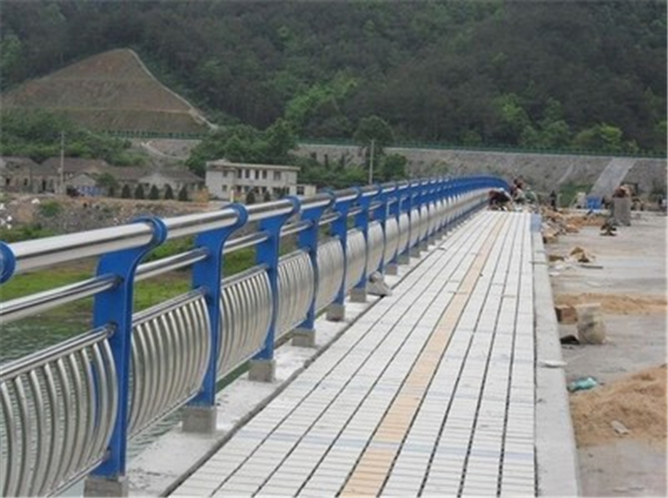 连云港不锈钢桥梁护栏的特性及其在现代建筑中的应用